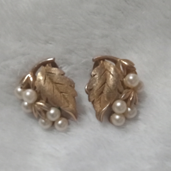 Trifari Jewelry - Gold Leaf Pearl Earrings